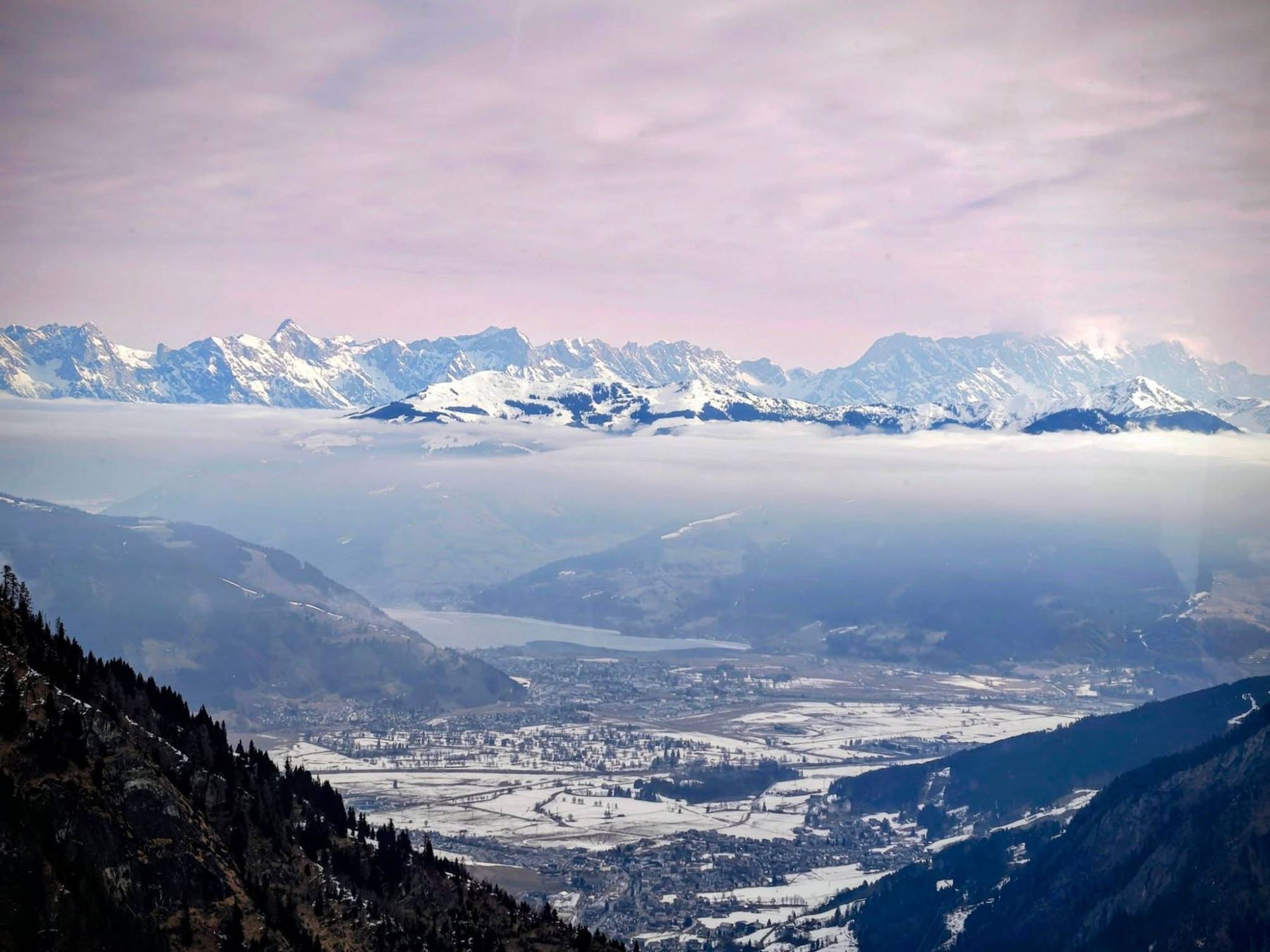 Panorama Alp nad doliną z jeziorem