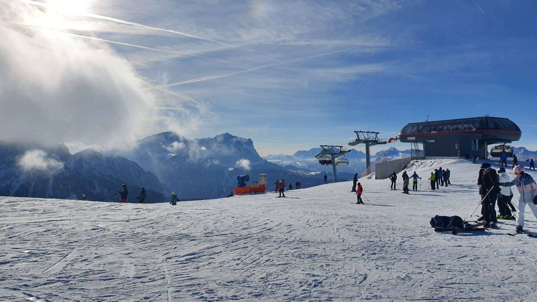 Słoneczny stok w Dolomitach z wyciągiem krzesełkowym