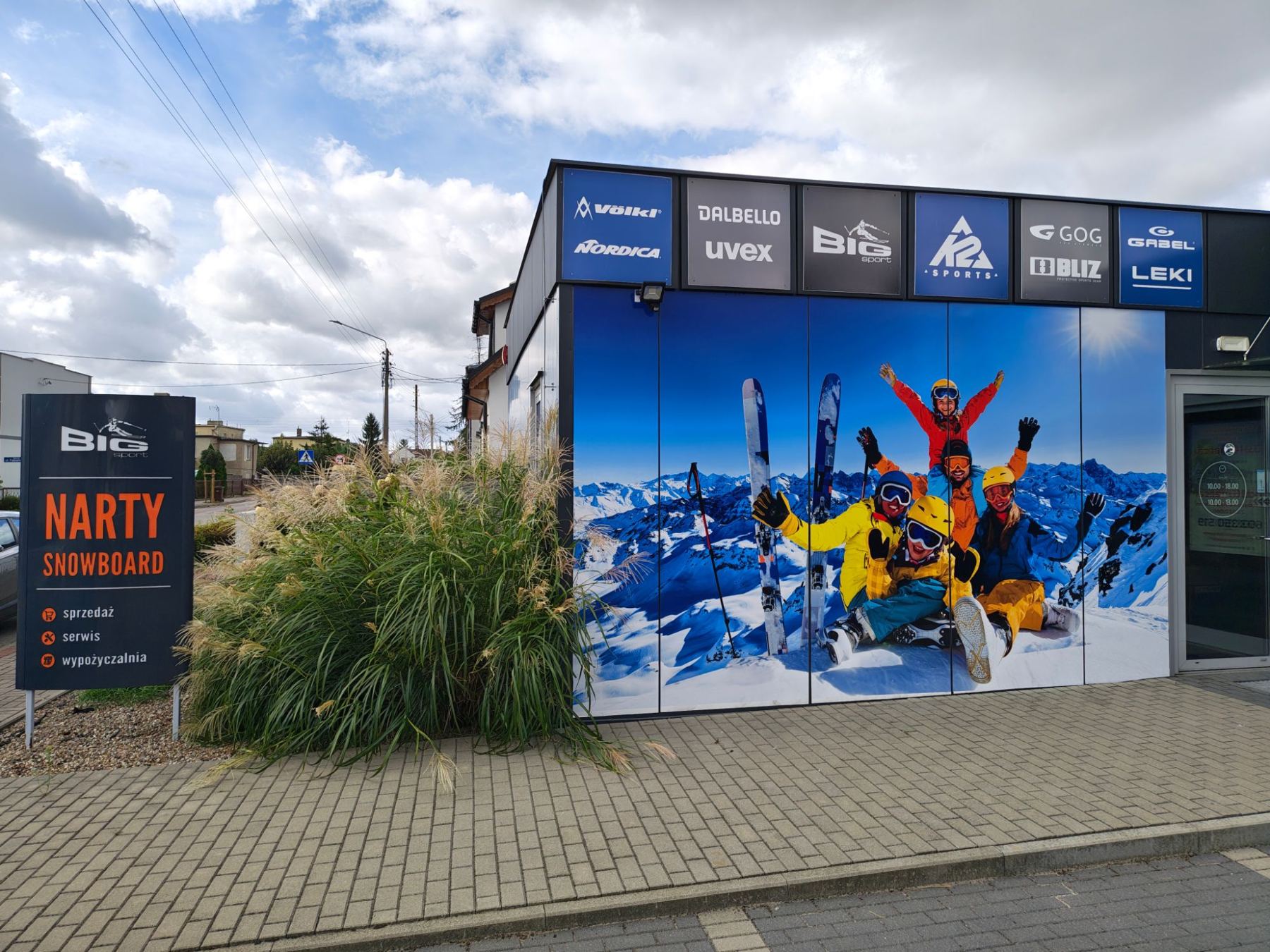 Budynek Big Sport w Kościanie z tablicą Narty Snowboard i logotypami marek